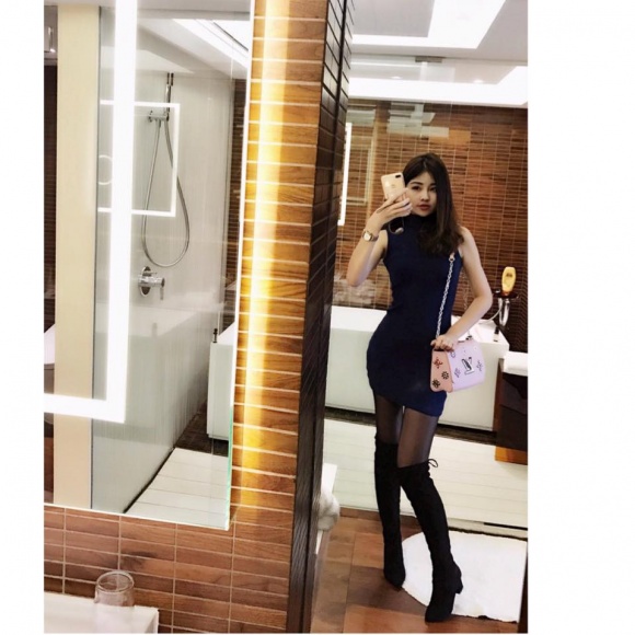 Trên trang cá nhân mới đây của mình, Lê Âu Ngân Anh bất ngờ đăng tải loạt ảnh cô mua sắm những món đồ hàng hiệu nhằm khoe khéo Shbet16 chơi game trực tuyến sang chảnh của mình.