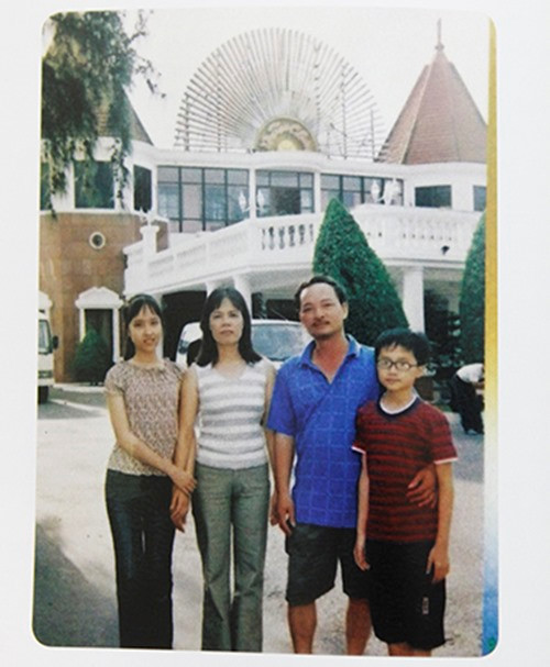 Cũng như những người chuyển giới thành con gái khác, từ nhỏ Hương Giang đã có xu hướng chơi những trò chơi rất nữ tính, hay khóc nhè và chạy về nhà mách mẹ sau những cuộc cãi nhau với bạn bè cùng xóm. Đặc biệt, Hương Giang còn có sở thích hát 