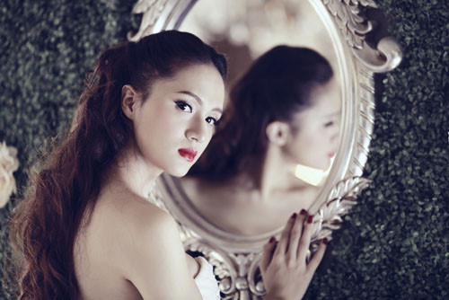 Dù sớm nhận ra mình khác biệt và phải đơn độc với hàng trăm thắc mắc xoay quanh về giới tính nhưng Hương Giang chưa bao giờ khóc. Tuy nhiên, những ý nghĩ vừa thoáng qua trong đầu nữ ca sĩ chuyển giới đã nhanh chóng bị dập tắt khi bắt gặp ánh mắt nghiêm nghị của bố cùng đôi mắt đầy âu lo của mẹ.
