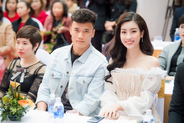 Mới đây, nhiều người đã bất ngờ khi thấy thủ môn U23 Việt Nam Bùi Tiến Dũng xuất hiện bên cạnh Hoa hậu Đỗ Mỹ Linh tại một sự kiện ở Hà Nội. Bùi Tiến Dũng là một trong số ít cầu thủ được mời tham dự sự kiện giải trí. Vì thế, nhiều người khá tò mò về giá cát sê của cậu là bao nhiêu. Theo một số thông tin cho biết, cát xê mỗi lần đi sự kiện của Bùi Tiến Dũng là 150 triệu đồng. Theo hợp đồng của anh và CLB Thanh Hóa thì số tiền này sẽ được chia một phần cho CLB chủ quản.
