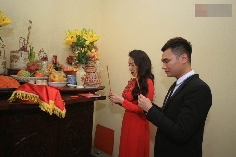 Hai người thắp nhang, tỏ lòng thành kính trong lễ ăn hỏi.
