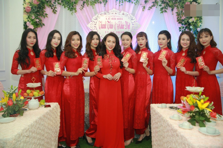 Dàn bê tráp nữ diện áo dài đỏ rực