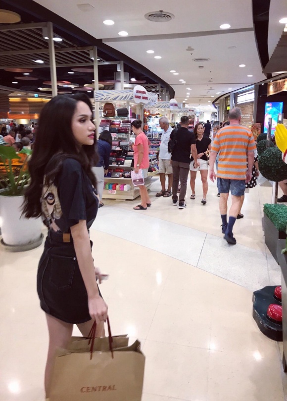 Hương Giang có 2 ngày tiếp tục ở lại Pattaya, Thái Lan để làm việc với BTC cũng như gặp gỡ một số nhân vật quan trọng, giao lưu với báo chí Quốc tế.