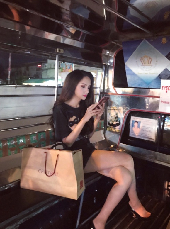 Sau khi đăng quang Hoa hậu Chuyển giới Quốc tế 2018, Hương Giang Idol đã trở thành 