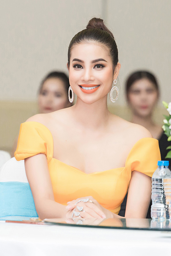 Đó cũng là lý do tại sao trong những ngày đầu năm này, Phạm Hương lại im ắng đến thế.