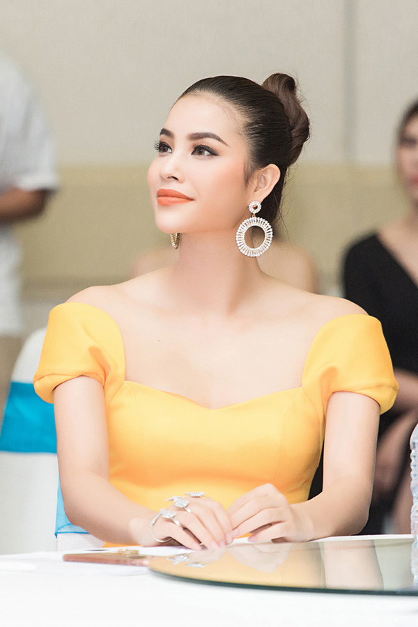 Được biết trong tuần này, Phạm Hương sẽ tham dự hàng loạt sự kiện quan trọng tại Hà Nội.