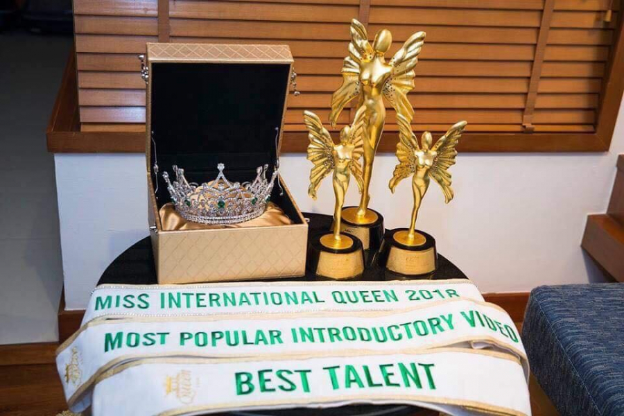 Giải thưởng hiện vật Hương Giang Idol nhận được.