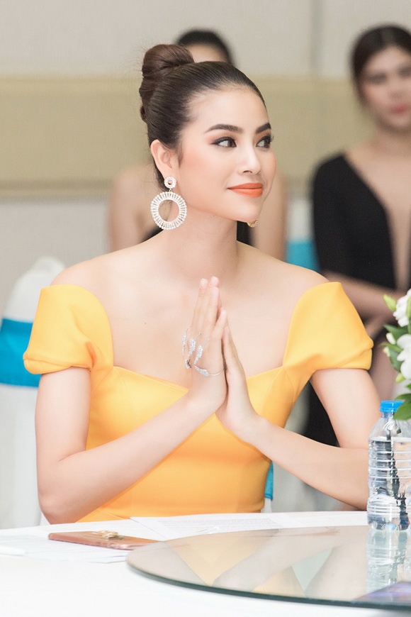 Trong tháng 4 tới đây, Phạm Hương cũng có nhiều chuyến xuất ngoại quan trọng như lưu diễn tại Nhật Bản một tuần lễ.