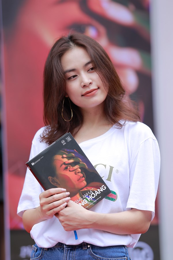 Sau chuyện từ chối lời hỏi cưới của bạn trai cũ (người cùng xuất hiện trong clip năm xưa), nữ ca sĩ Hoàng Thùy Linh còn còn tiết lộ chuyện cô từng mong muốn có một đứa con nhưng lại bị bạn trai đại gia từ chối. Không những thế, anh ta còn cặp kè với nhiều cô gái khác bên ngoài.