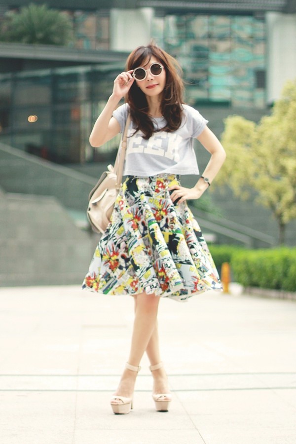 phoi_chan_vay_xoe_cung_ao_thun_cho_ngay_cuoi_tuan_10
