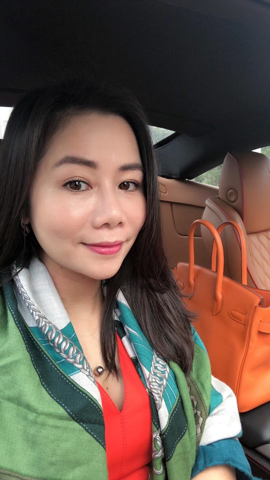 Mới đây nhất, trên trang cá nhân của mình, vợ đại gia kim cương bất ngờ đăng tải hình ảnh selfile khá tự nhiên, khoe vẻ đẹp mộc mạc nhưng quyến rũ khiến nhiều người phải ghen tỵ. Tuy nhiên, dòng trạng thái 
