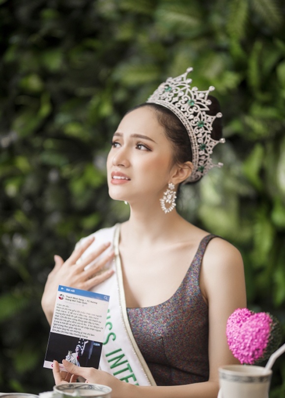 Trước dòng chia sẻ đầy xúc động và chân thành của một khán giả muốn cảm ơn vì nhờ Hương Giang mà bố mẹ người đó mới chấp nhận con người thật của con mình, Hương Giang đã không kìm nén được cảm xúc. Phải mất vài phút “nghẹn ngào”, cô mới có thể chia sẻ niềm vui của mình đối với một fan LGBT vừa được Shbet111 slot, casino, thể thao, xổ số chấp nhận.
