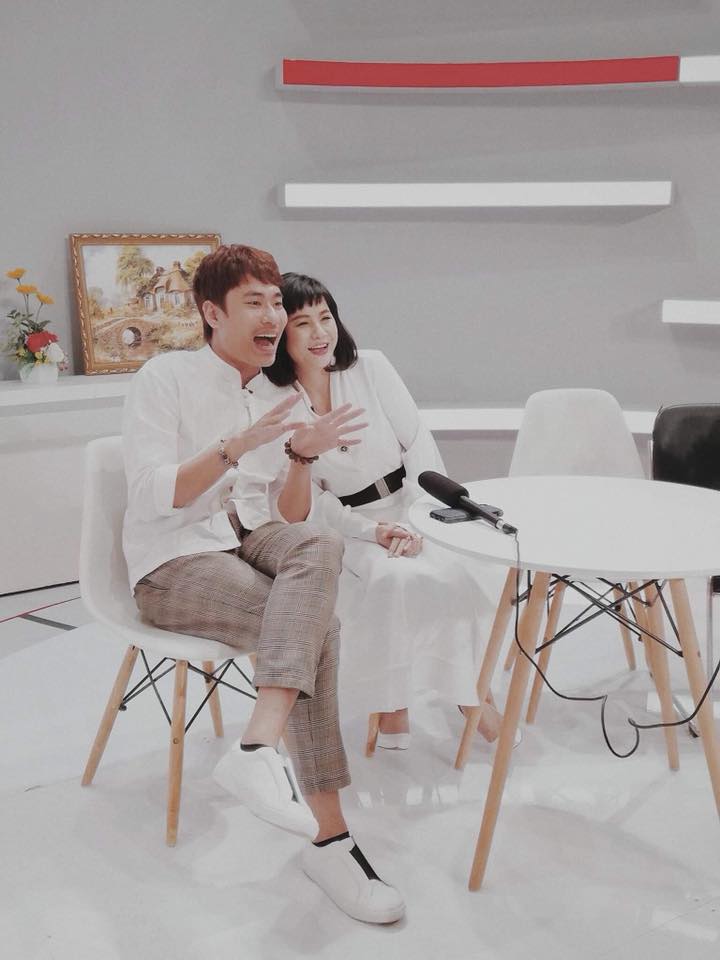 Cát Phượng bất ngờ đăng tải những hình ảnh cô tạo dáng trẻ trung khi chụp cùng người tình kém tuổi. Kèm theo đó là dòng chú thích về duyên và nghiệp thu hút sự chú ý của cộng đồng. Nữ diễn viên viết, 