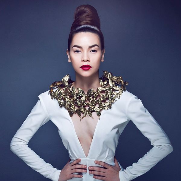 Trước ồn ào bị tố khoe nhẫn kim cương sống ảo, Hồ Ngọc Hà bất ngờ lên tiếng. Nữ ca sĩ bức xúc cho biết: “Tôi chưa từng lên tiếng nói gì về bức ảnh mình chia sẻ, nhiều người chưa hiểu chuyện gì đã tự đăng lên, tự đồn đoán đủ thứ, rồi bây giờ họ lại tự cho là tôi sống ảo. Hà Hồ tôi là đứa sống thật nhất rồi, tôi yêu thật, làm việc thật, kiếm tiền thật và luôn nói rất thật. Tôi không rảnh đến mức lên mạng xã hội chỉ để thông báo là mình đã có nhẫn