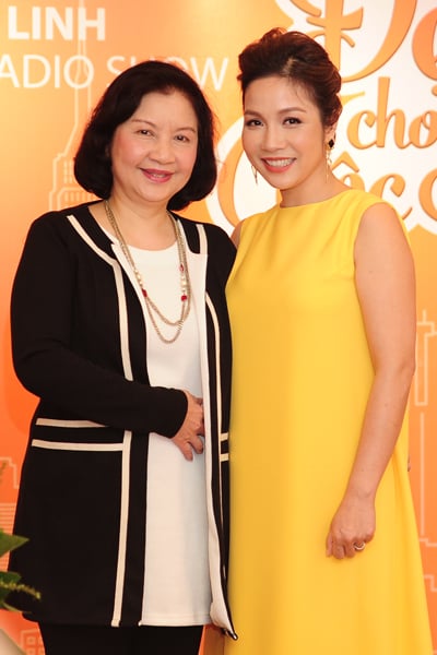Trong một cuộc phỏng vấn mới đây, Mỹ Linh cho biết, giữa cô với mẹ chồng là mối quan hệ tương kính. Và chính thái độ ấy đã giúp hai người phụ nữ tài giỏi, sắc sảo cùng có thể sống chung một cách hòa thuận và hạnh phúc.