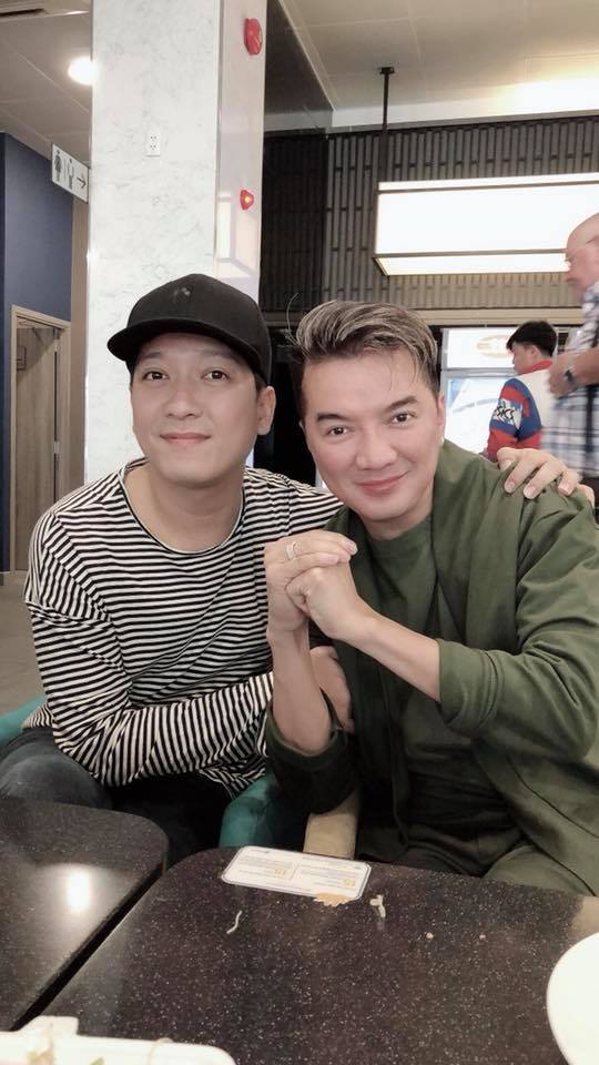Đàm Vĩnh Hưng chia sẻ hình ảnh chụp cùng Trường Giang và dòng chú thích, “Sáng nay ra sân bay gặp lại 