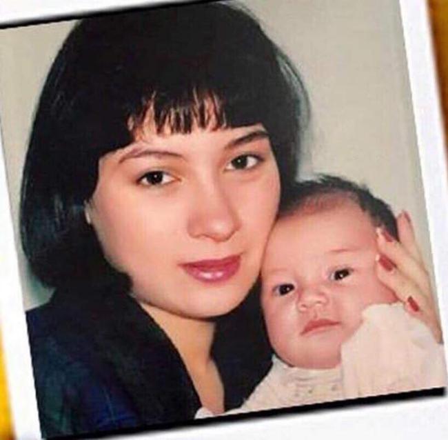 Mới đây nhất, trên trang cá nhân của mình, Phi Nhung bất ngờ chia sẻ một số hình ảnh thuở nhỏ của con gái. Có thể thấy, kể từ khi mới lọt lòng, Wendy đã sở hữu vẻ ngoài dễ thương, có nhiều nét giống mẹ.