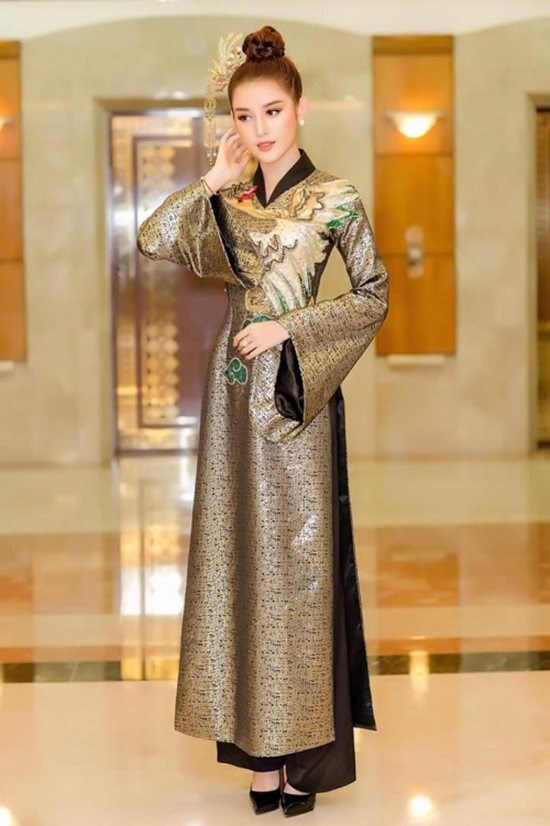 Á hậu Huyền My diện bộ áo dài hơi “đứng tuổi” với dàn phụ kiện trâm cài, hoa tai như đang đóng… phim cổ trang.