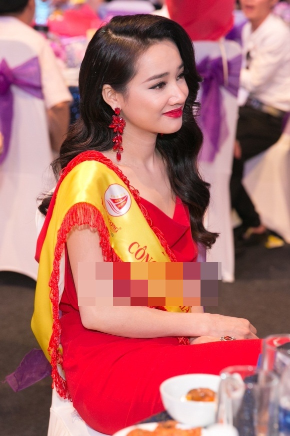 Biểu cảm khó hiểu của Nhã Phương khi nghe bạn trai hát. Tuy nhiên, gương mặt cô đậm nét buồn phiền.