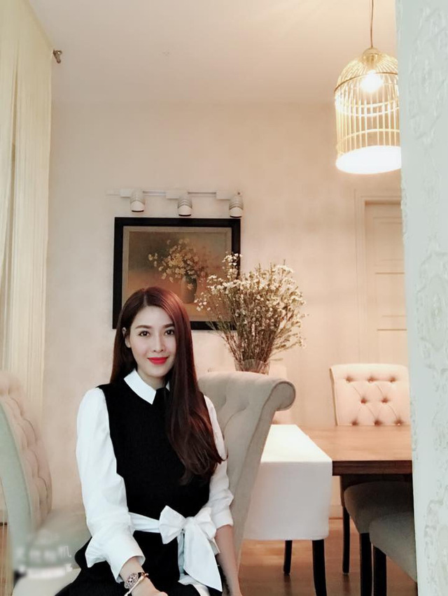 Sau ồn ào tình cảm, tên tuổi Quế Vân lại được truyền thông nhắc đến rất nhiều trong những ngày trở lại đây và gia thế của cô cũng được quan tâm. Được biết, người đẹp sinh năm 1982 sở hữu một căn hộ hiện đại tại Hà Nội.