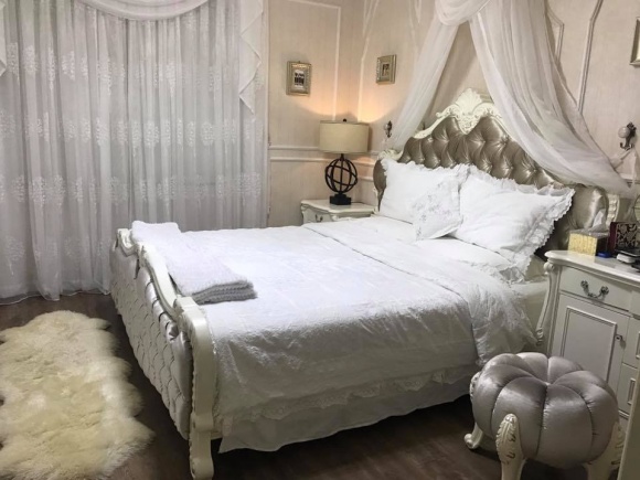 Phòng ngủ được thiết kế trang nhã, mang lại cảm giác ấm cúng.