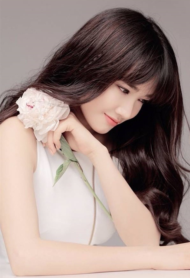 Mặc cho lùm xùm tình ái của bạn trai thời gian qua, người đẹp Đắk Lắk vẫn thản nhiên, tự tin với tình yêu của mình.