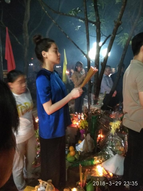 Mới đây nhất, một trang fanpage bất ngờ chia sẻ hình ảnh chụp lén Hồ Ngọc Hà trong lúc cô đang đi viếng mộ chị Võ Thị Sáu ở Côn Đảo, cùng lời nhận xét nữ ca sĩ ngày càng gầy tong teo và xấu. Bên cạnh những lời chê bai thì không ít người cho rằng, gầy như thế mặc đồ mới đẹp hay như vẫn xinh dù ăn mặc giản dị.