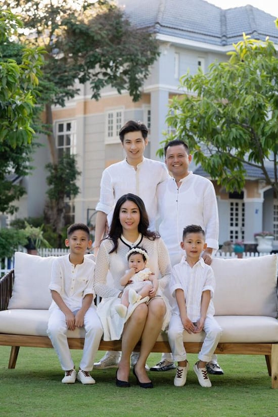 Gia đình hạnh phúc của Hoa hậu Hà Kiều Anh