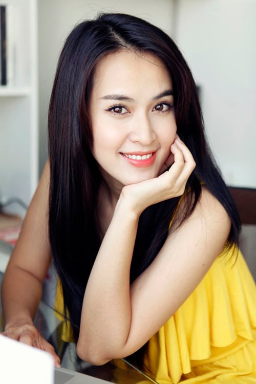 Tú Vi vừa nhập viện vào lúc 8h sáng 2/4. Cô chọn sinh con đầu lòng tại một bệnh viện quốc tế ở Bình Dương. Văn Anh vui mừng cho biết, vợ anh sinh mổ và hiện nằm ở phòng hồi sức. Con gái đầu lòng của cặp đôi nặng 2,7 kg. Tên vợ chồng Tú Vi đặt cho con ở nhà là Cún.