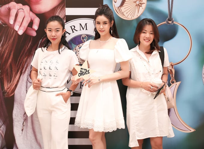 Trương Quỳnh Anh chụp hình kỷ niệm cùng các khách mời.