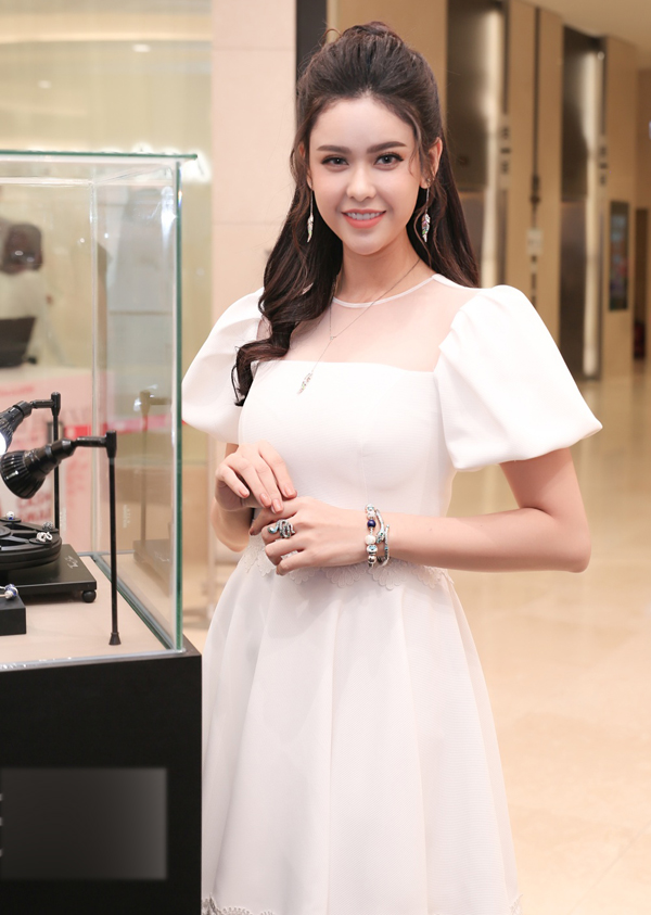 Vợ cũ của Tim cũng tranh thủ thử mẫu bông tai mới và nhận được khá nhiều lời ngợi khen.