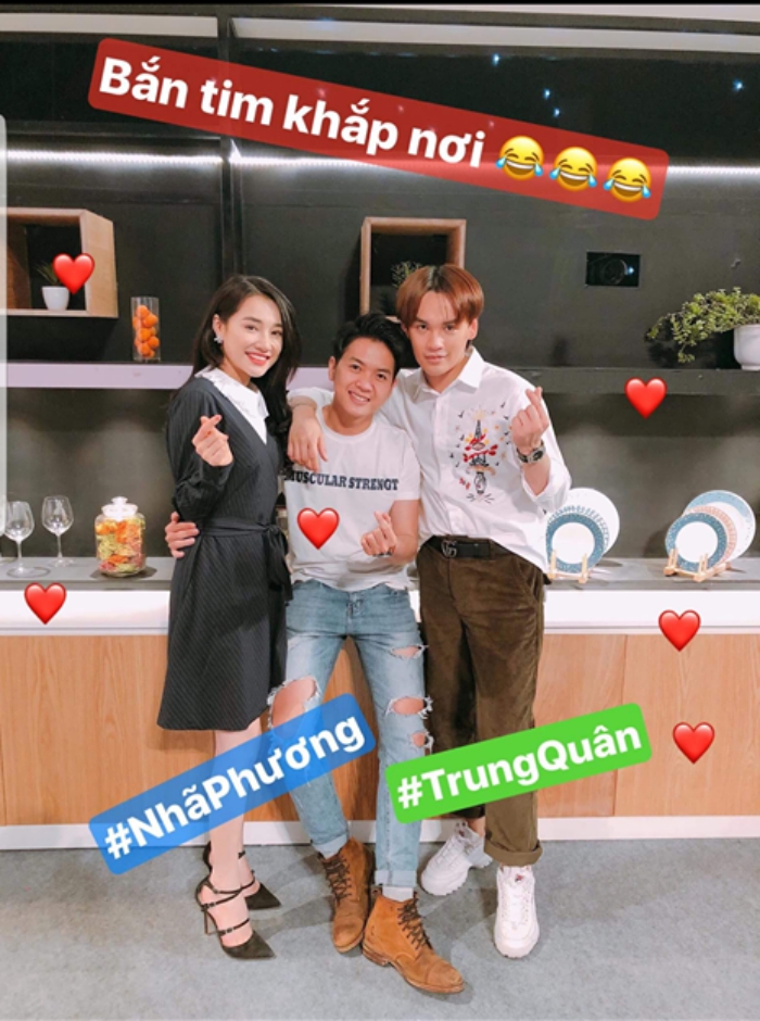 Cộng đồng mạng bất ngờ truyền nhau hình ảnh Nhã Phương có những cử chỉ rất thân mật với một chàng trai lạ mặt. Trong hình, nữ diễn viên 
