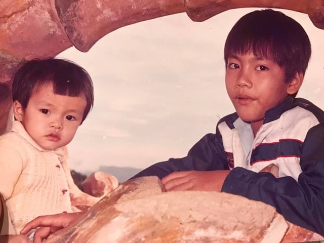 Tăng Thanh Hà là cái tên quá quen thuộc trong làng giải trí Việt. Ghi dấu ấn mạnh mẽ trong lòng khán giả bởi diễn xuất thật, gần gũi trong loạt phim đình đám như ‘Dốc tình’, ‘Hàn Mặc Tử’ và sau này là ‘Bỗng dưng muốn khóc’, ‘Đẹp từng cen-ti-mét’, Tăng Thanh Hà trở thành kiều nữ mà bất kì nhà sản xuất nào cũng săn đón. Ảnh thời bé người đẹp chụp cùng anh trai.
