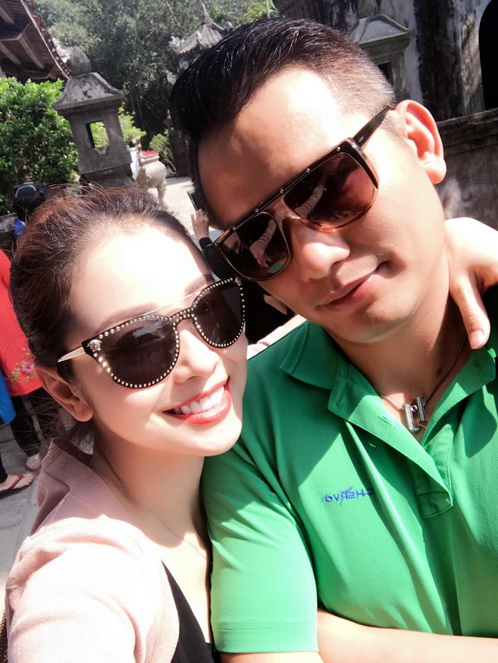 Trước ồn ào ca sĩ Quang Dũng có bạn gái mới, nhiều người tò mò về phản ứng của Jennifer Phạm bởi hai người dù từng ly hôn nhưng vẫn xem nhau như bạn bè thân thiết. Trên trang cá nhân của mình, Hoa hậu Châu Á tại Mỹ đăng tải hình ảnh cô selfile cùng ông xã - doanh nhân Đức Hải kèm dòng trạng thái khá hài hước, 