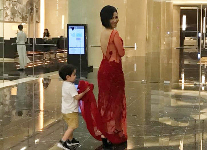 Trên trang cá nhân mới đây của mình, Thu Minh bất ngờ chia sẻ hình ảnh khá rõ mặt của bé Gấu (tên ở nhà). Trong tấm ảnh, con trai 3 tuổi của nữ ca sĩ 