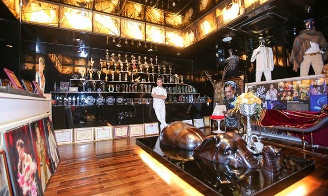 Theo chia sẻ từ nam ca sĩ, toàn bộ nội thất đều được anh sưu tầm khi lưu diễn nước ngoài hoặc mua trong nước nhưng đều thuộc thương hiệu cao cấp.