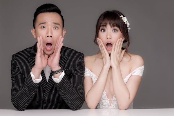 Trong đoạn clip chia sẻ trên cộng đồng mạng, Trấn Thành và Hari Won khiến dư luận xôn xao khi bất ngờ tuyên bố, “Lần đầu tiên trong cuộc đời… mang bầu”. Trong khi danh hài thông báo tin mừng với sự hoang mang thì Hari Won lại chỉ đứng yên lắng nghe và… cười ủng hộ.