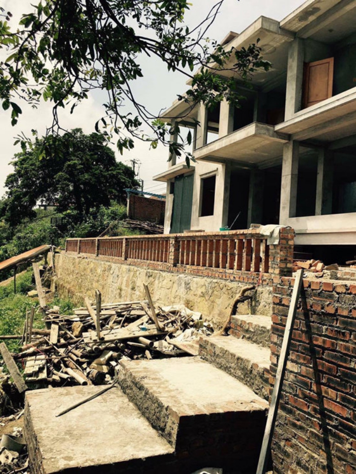Ngoài ra, giọng ca Bánh trôi nước còn có một căn biệt thự ở Tam Đảo có diện tích rất lớn, với nhiều cây xanh xung quanh.