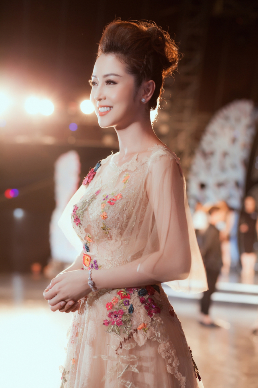 Có thể nói, từ khi nổi danh đến nay, Jennifer Phạm luôn được mệnh danh là “mỹ nhân vạn người mê” bởi nhan sắc và vóc dáng đáng ngưỡng mộ dù là bà mẹ 3 con.