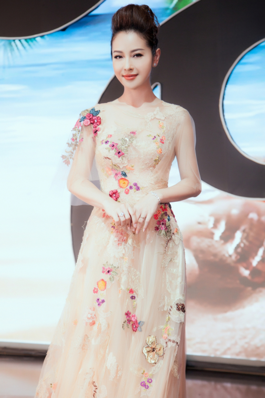 Jennifer Phạm khoe vẻ kiêu sa và lộng lẫy với đầm xuyên thấu.