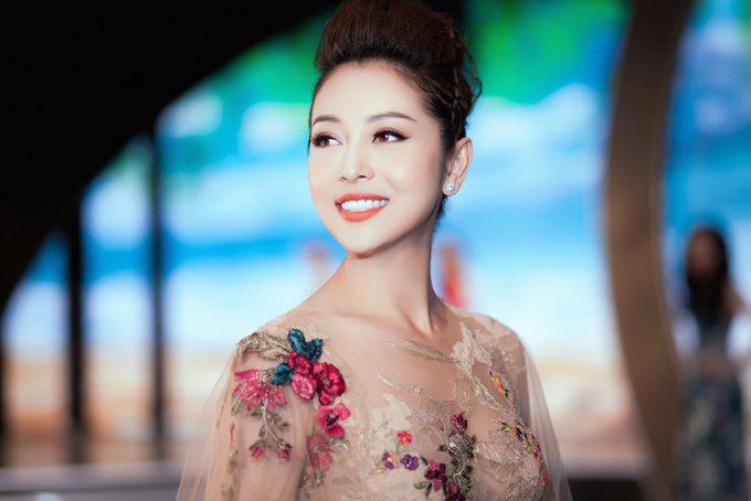 Được mệnh danh là “mỹ nhân không tuổi”, mỗi lần xuất hiện trong sự kiện hay đời thường cô đều thu hút sự chú ý của cộng đồng bởi luôn giữ được nét thanh xuân.