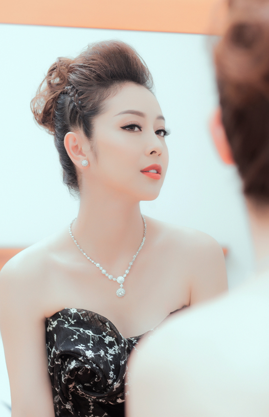 Người đẹp tiết lộ không ăn kiêng nhiều mà chỉ áp dụng một số bí quyết như hạn chế tinh bột trong khẩu phần ăn để tránh tăng cân.