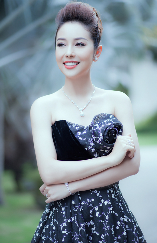 Để có được nhan sắc và thân hình thon gọn sau 3 lần sinh nở, Jennifer Phạm đã phải rất chú trọng để chăm sóc và gìn giữ bằng bí quyết riêng của mình.