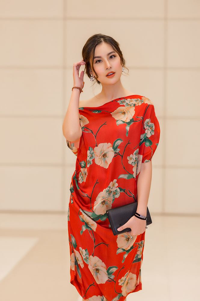 Á hoàng 1 Nữ hoàng Trang sức 2017 diện bộ đầm hoa lệch vai màu đỏ rực.