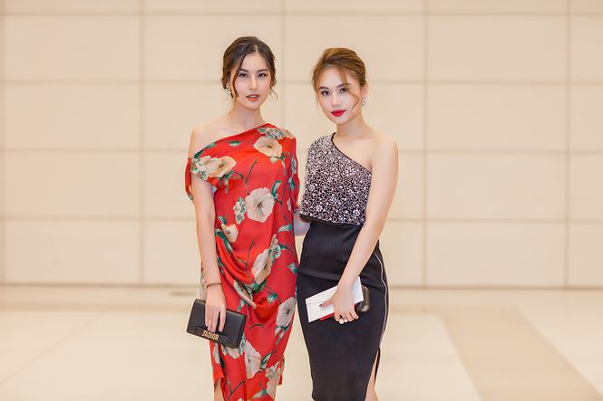 Người đẹp khá nổi bật khi đọ sắc cùng các khách mời tại sự kiện nhờ bộ váy sặc sỡ của mình.
