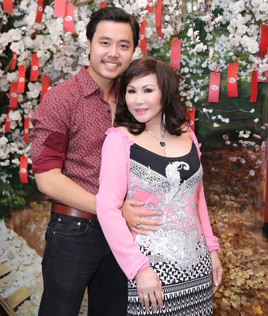 Với Yvonne Thúy Hoàng, 