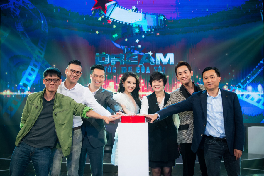 Sau màn giới thiệu, Nhã Phương cùng các giám khảo khác đã góp ý, đánh giá những phần thi của các khán giả ngay tại sân khấu và chính thức bấm nút khởi động cuộc thi. Trên trang cá nhân, Nhã Phương viết, 