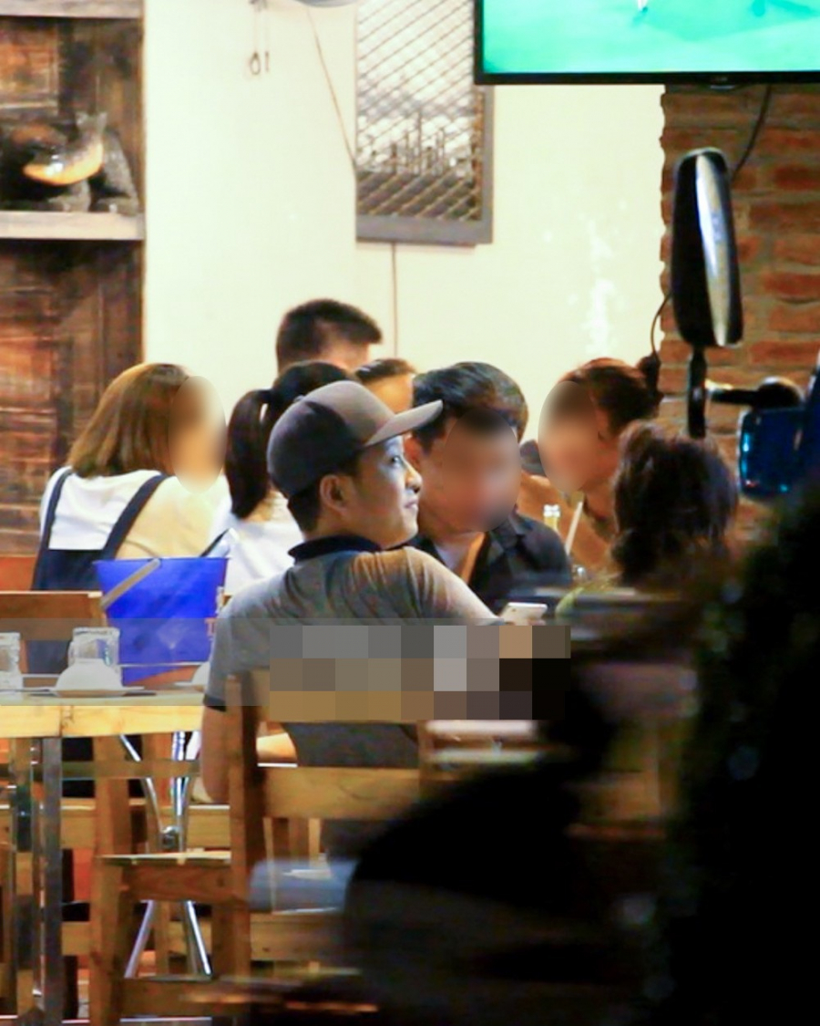 Có thể thấy, nam danh hài liên tục chạy từ bàn này sang bàn khác để uống bia và ngồi trò chuyện giao lưu rất thoải mái.