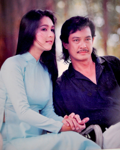 Không thể phủ nhận một điều rằng, Chánh Tín có gương mặt điển trai theo kiểu lãng tử, phong trần, sống mũi cao, đôi mắt sâu, hàng ria mép đầy chất đàn ông. Vì lẽ đó mà nam tài tử khiến bao người đẹp Việt phải 