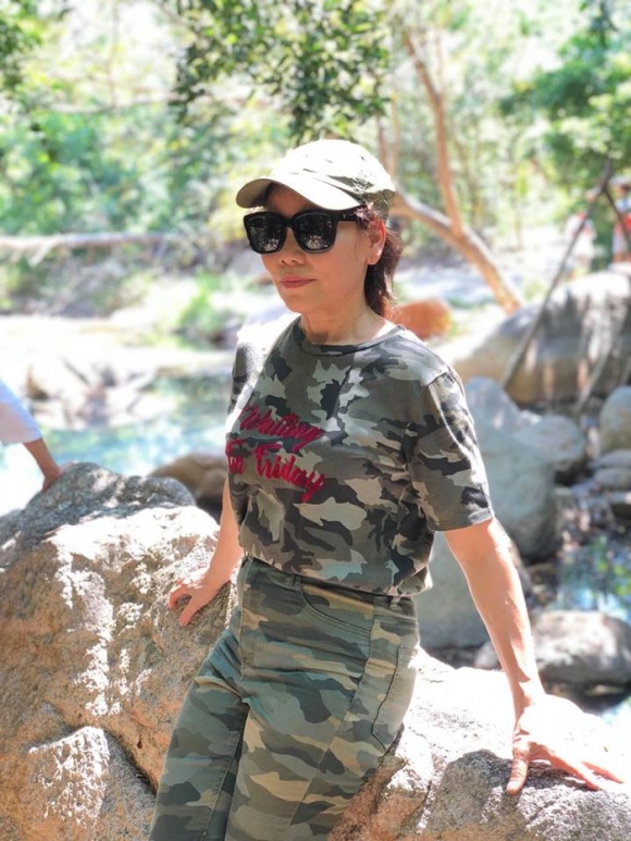 Mẹ của nữ ca sĩ cũng tham gia chuyến đi cùng con gái.